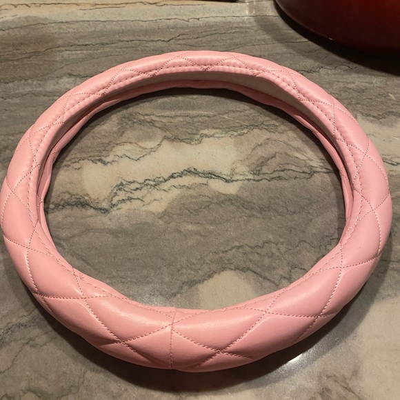 Vegan leather steering wheel cover in light pink - Picture 4 of 6